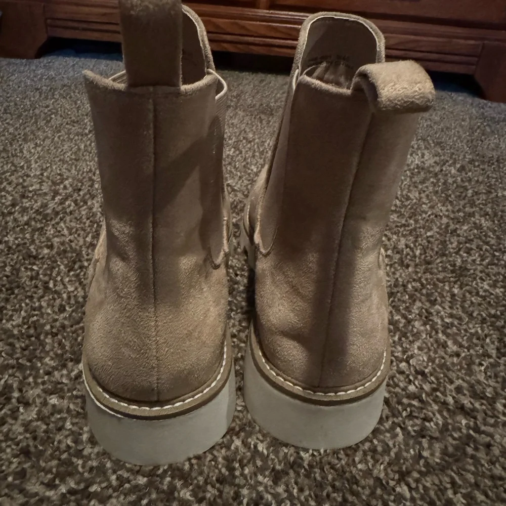Chinese Laundry Women's Suede Chelsea Lug Sole Ankle Pull On Boots Beige Size 9
